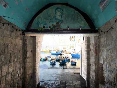 Non ci resta quindi che spostarci sul mare: il centro storico � infatti completamente affacciato sull�Adriatico. Ci basta attraversare la �porta dell�antico porto�, un arco in pietra affrescato con l�immagine della Madonna della Madia...